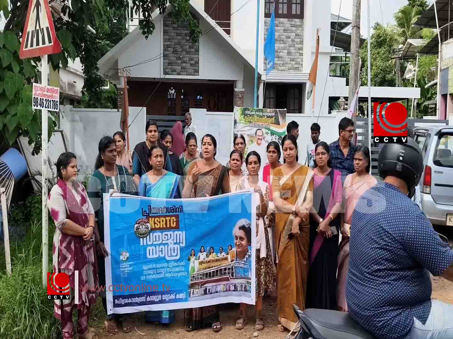 യു.ഡി.എഫ് സര്ക്കാരിന് അഭിവാദ്യങ്ങള് അര്പ്പിച്ച് മഹിളാ കോണ്ഗ്രസ്