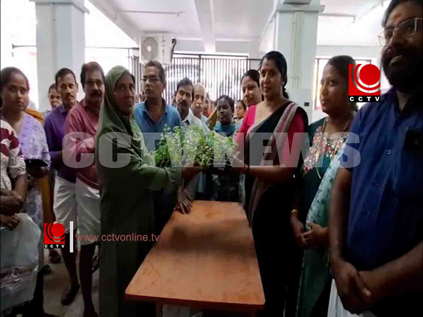 വേലൂര് പഞ്ചായത്ത് കൃഷിഭവന്റെ നേതൃത്വത്തില് ചെണ്ടുമല്ലി തൈകള് വിതരണം ചെയ്തു