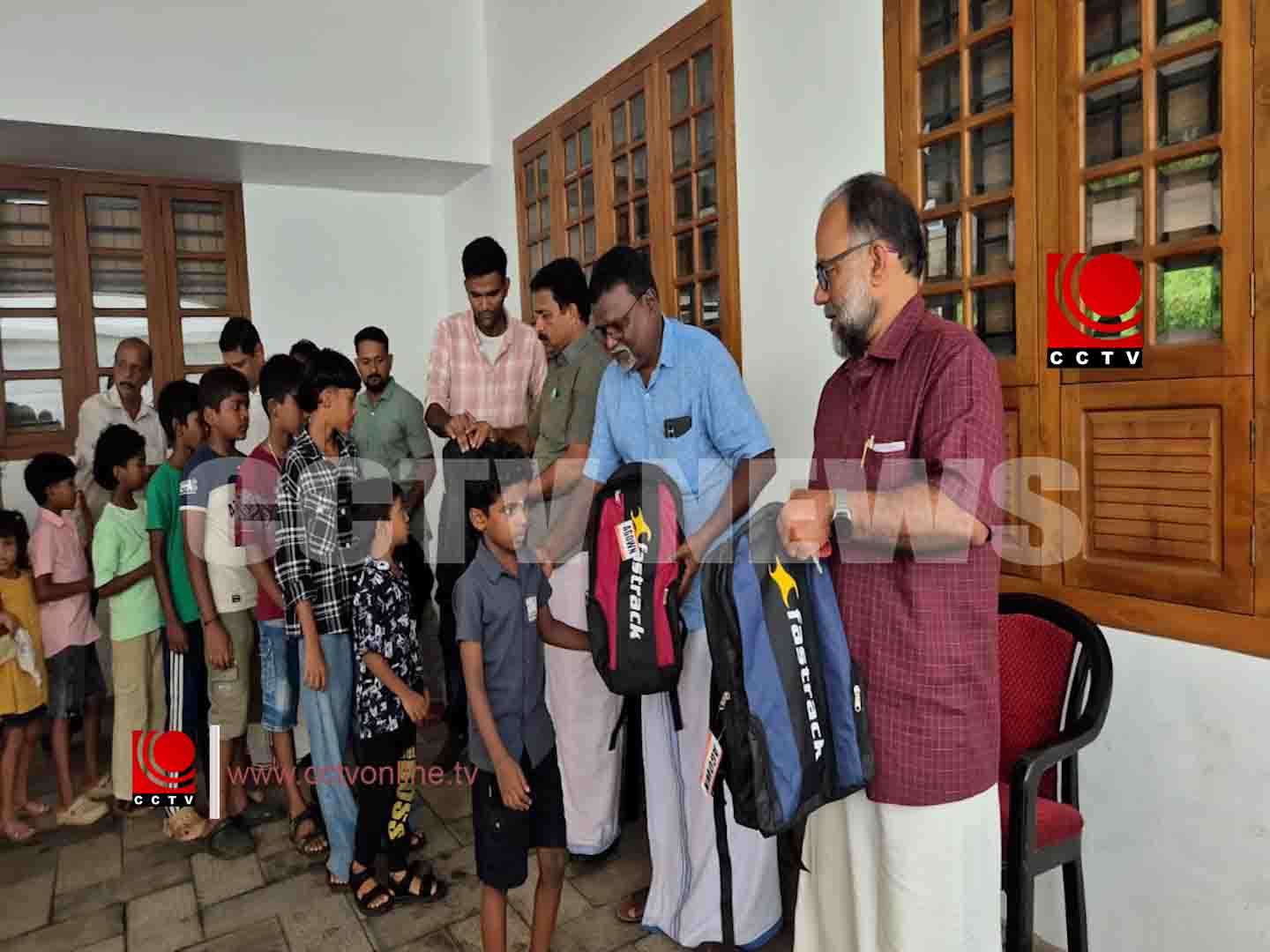 കനിവിന്റെ കരസ്പര്ശവുമായി മില്ട്ടണ് സണ്ണി ; കുട്ടികള്ക്ക് പഠനോപകരണങ്ങള് നല്കി