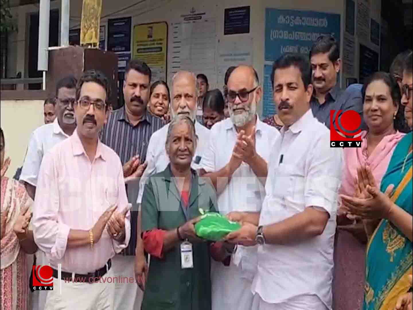 ഹരിത കര്മ്മ സേന അംഗങ്ങള്ക്ക് മഴകോട്ടും ടാര് പായയും വിതരണം ചെയ്തു