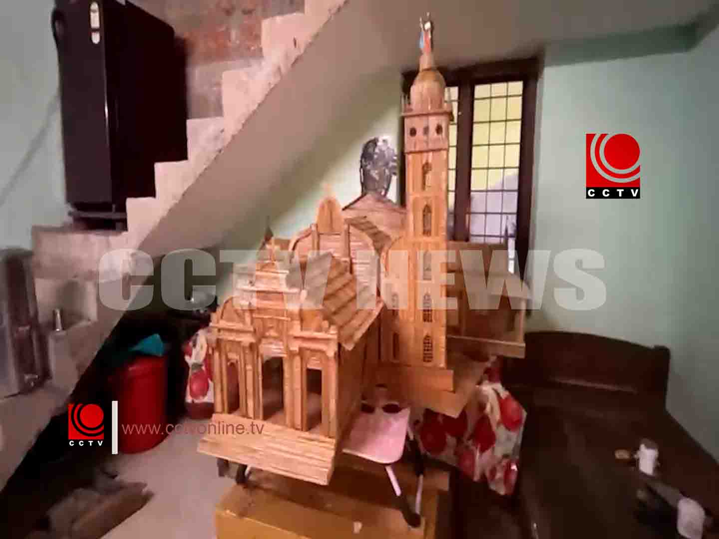 പാലയൂര് പള്ളി മോഡല് നിര്മ്മിച്ച കോട്ടപ്പടി കലാകാരനെ ആദരിച്ചു