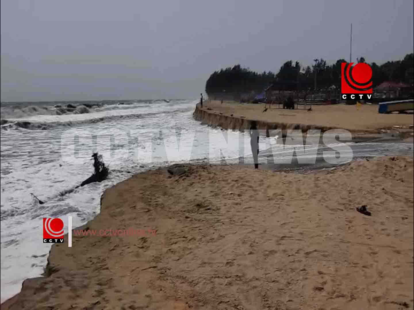ബ്ലാങ്ങാട് ബീച്ചിൽ ശക്തമായ വേലിയേറ്റം; തീരശോഷണം ആശങ്കയാകുന്നു