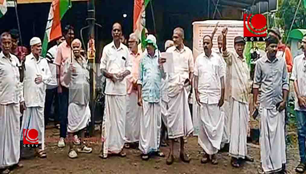 ചൊവ്വല്ലൂര് പാരിസ് റോഡിന്റെ ശോചനീയാവസ്ഥ ; ടാറിങ് നടത്തണമെന്നാവശ്യപ്പെട്ട് കോണ്ഗ്രസ് പ്രതിഷേധം