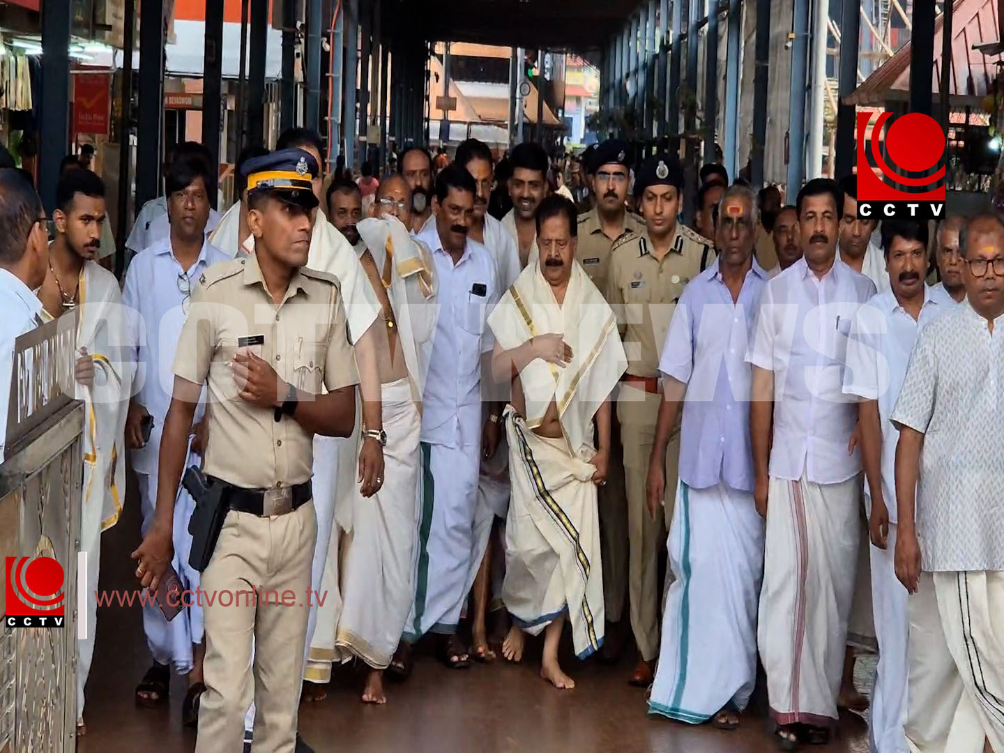 ആഭ്യന്തരമന്ത്രി രമേശ് ചെന്നിത്തലയും മന്ത്രി ബിന്ദു കൃഷ്ണയും ഗുരുവായൂര് ക്ഷേത്ര ദര്ശനം നടത്തി