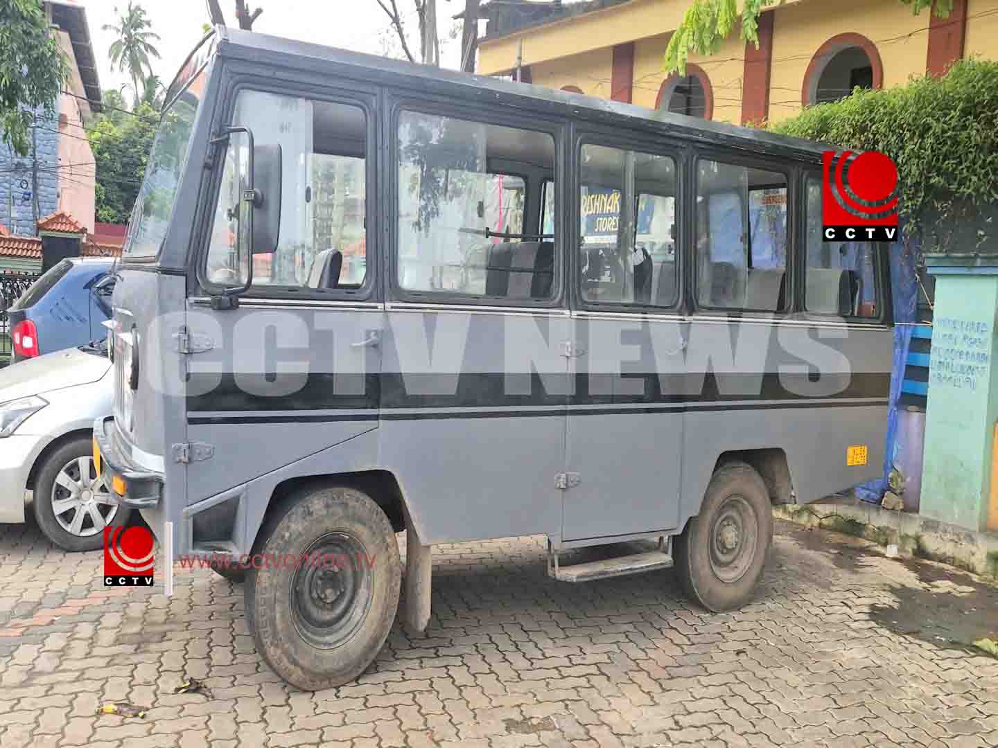ഫിറ്റ്നസും മറ്റു രേഖകളും ഇല്ലാതെ വിദ്യാര്ത്ഥികളെ കൊണ്ടുപോയിരുന്ന വാഹനങ്ങള് പിടികൂടി