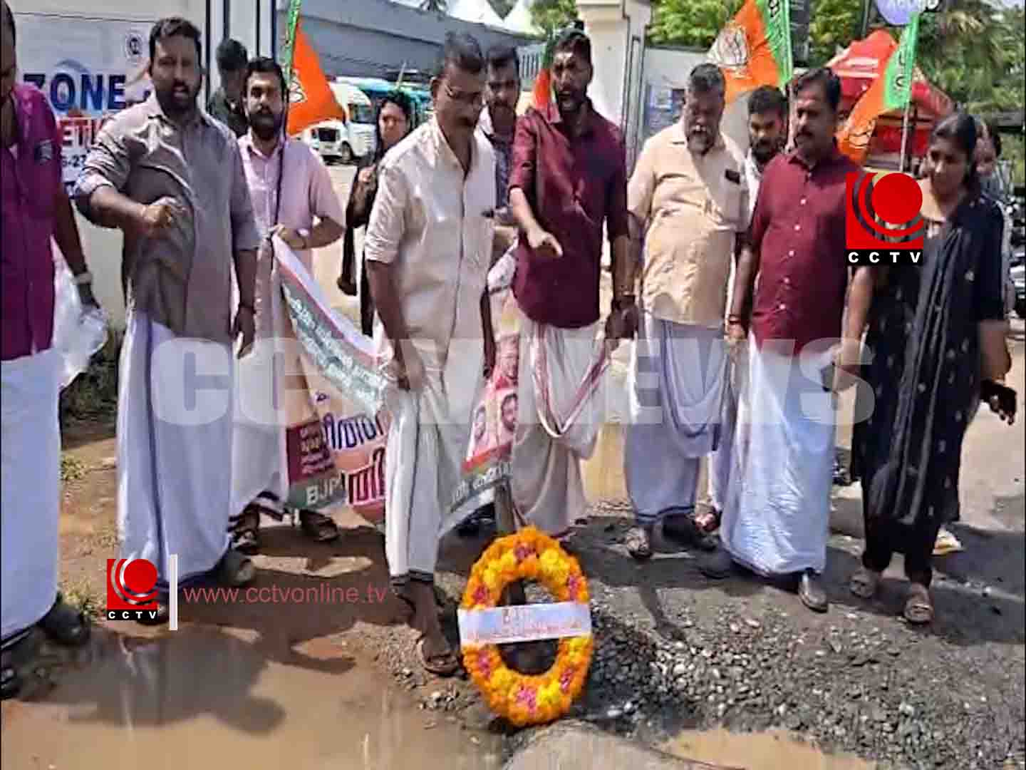 സീനിയര് ഗ്രൗണ്ട് റോഡിന്റെ ശോചനീയാവസ്ഥ ; റീത്ത് വെച്ച് ബിജെപി പ്രതിഷേധം