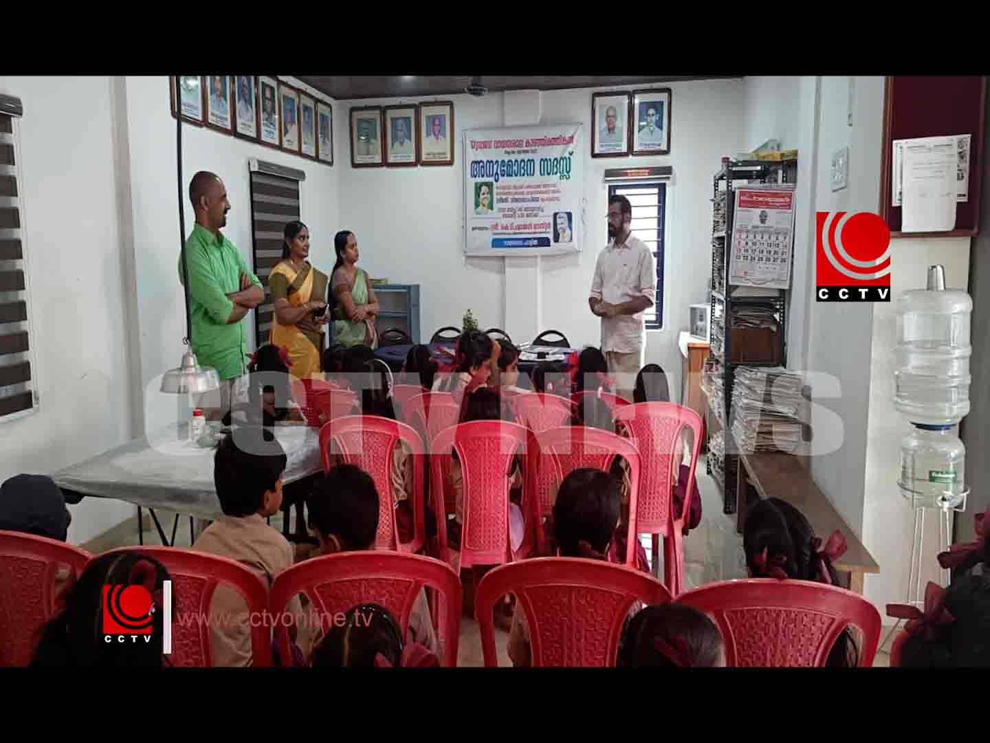 കാഞ്ഞിരത്തിങ്കല് യുവജന വായനശാല സന്ദര്ശിച്ച് എം.ജി.സ്കൂള് വിദ്യാര്ത്ഥികള്