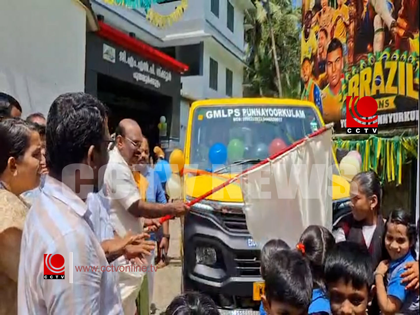 പുന്നയൂര്ക്കുളം ജി എം എല് പി സ്കൂളിന് വാഹനം സമര്പ്പിച്ചു