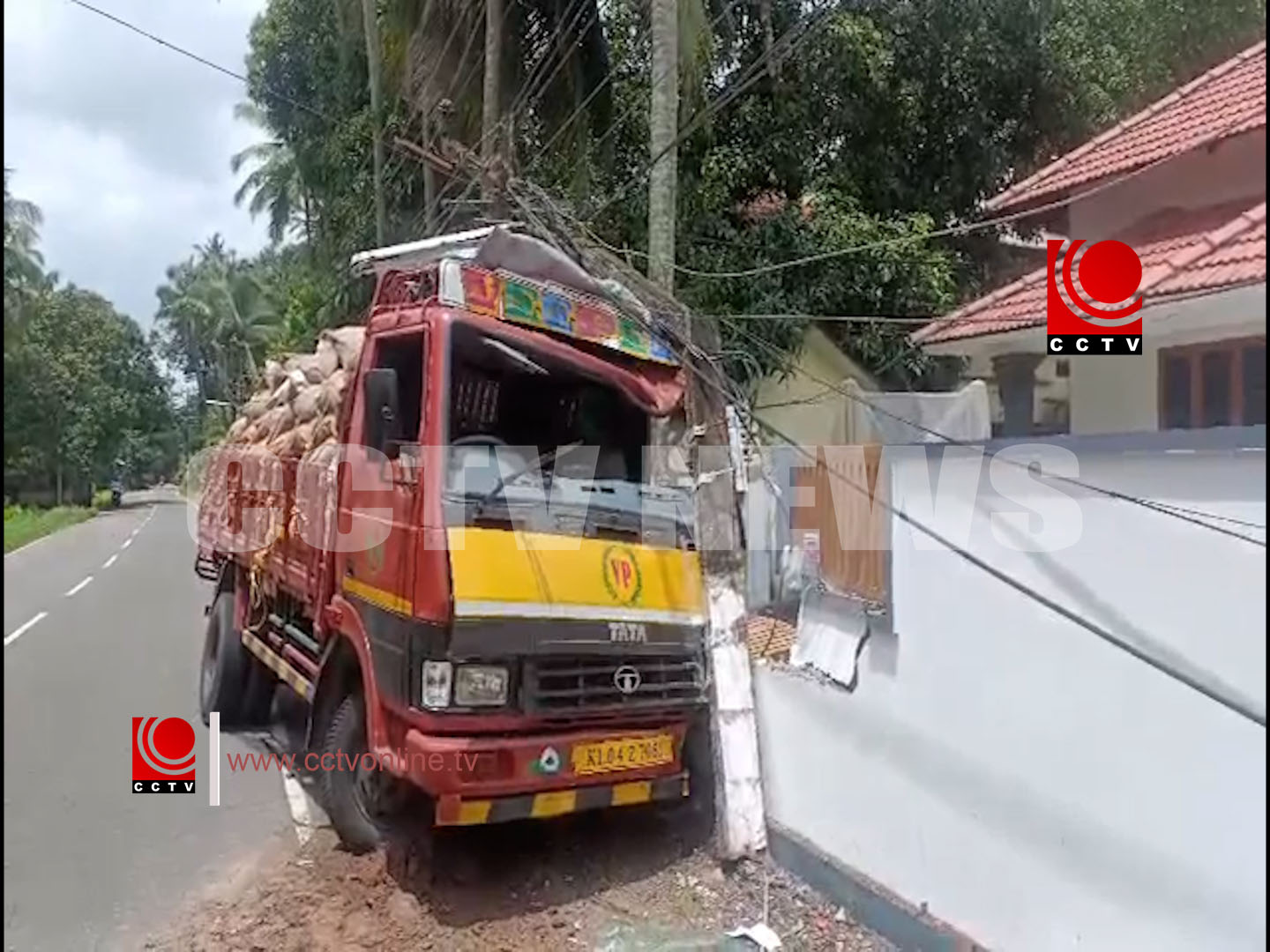 നിയന്ത്രണം വിട്ട ചരക്ക് ലോറി ഇടിച്ച് അപകടം