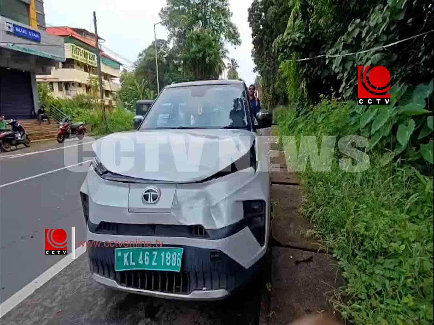 ഒന്നിനുപിറകെ ഒന്നായി മൂന്ന് കാറുകള് കൂട്ടിയിടിച്ച് അപകടം.