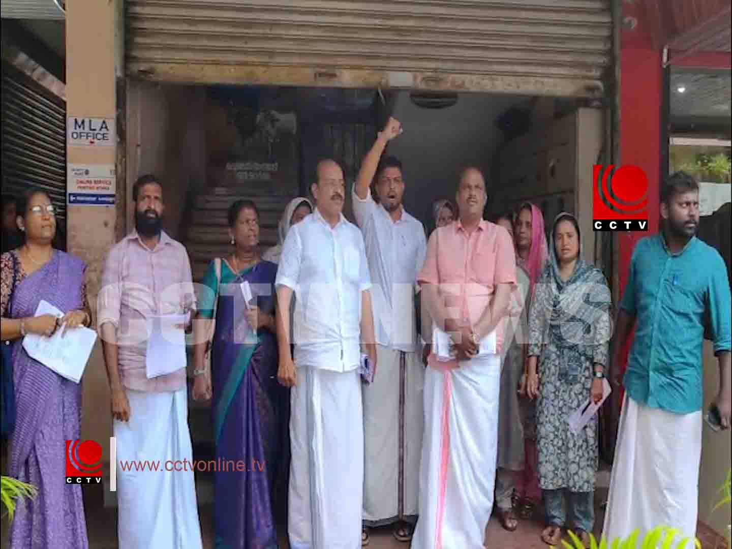 ചാവക്കാട് നഗരസഭയില് അഴിമതി ആരോപണം ; കൗണ്സില് യോഗത്തില് നിന്ന് പ്രതിപക്ഷം ഇറങ്ങിപ്പോയി