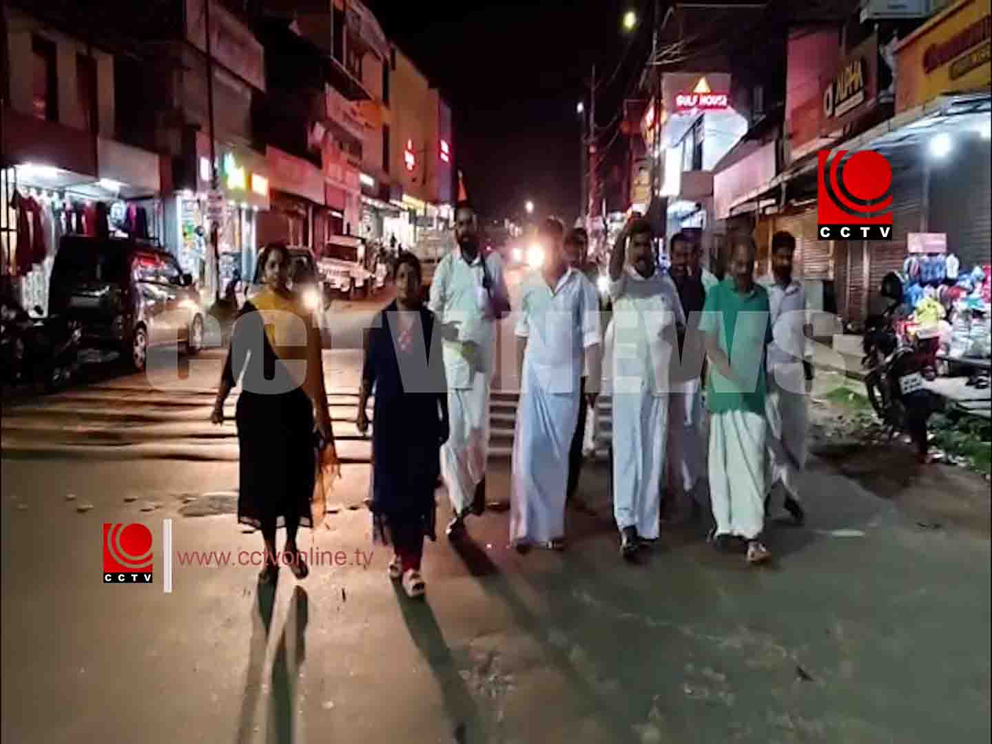 എരുമപ്പെട്ടിയിൽ കോൺഗ്രസ് പ്രകടനം: ഡൽഹി സമരത്തോട് ഐക്യം, അറസ്റ്റിനെതിരെ പോലീസ് സ്റ്റേഷന് മുന്നിൽ പ്രതിഷേധം