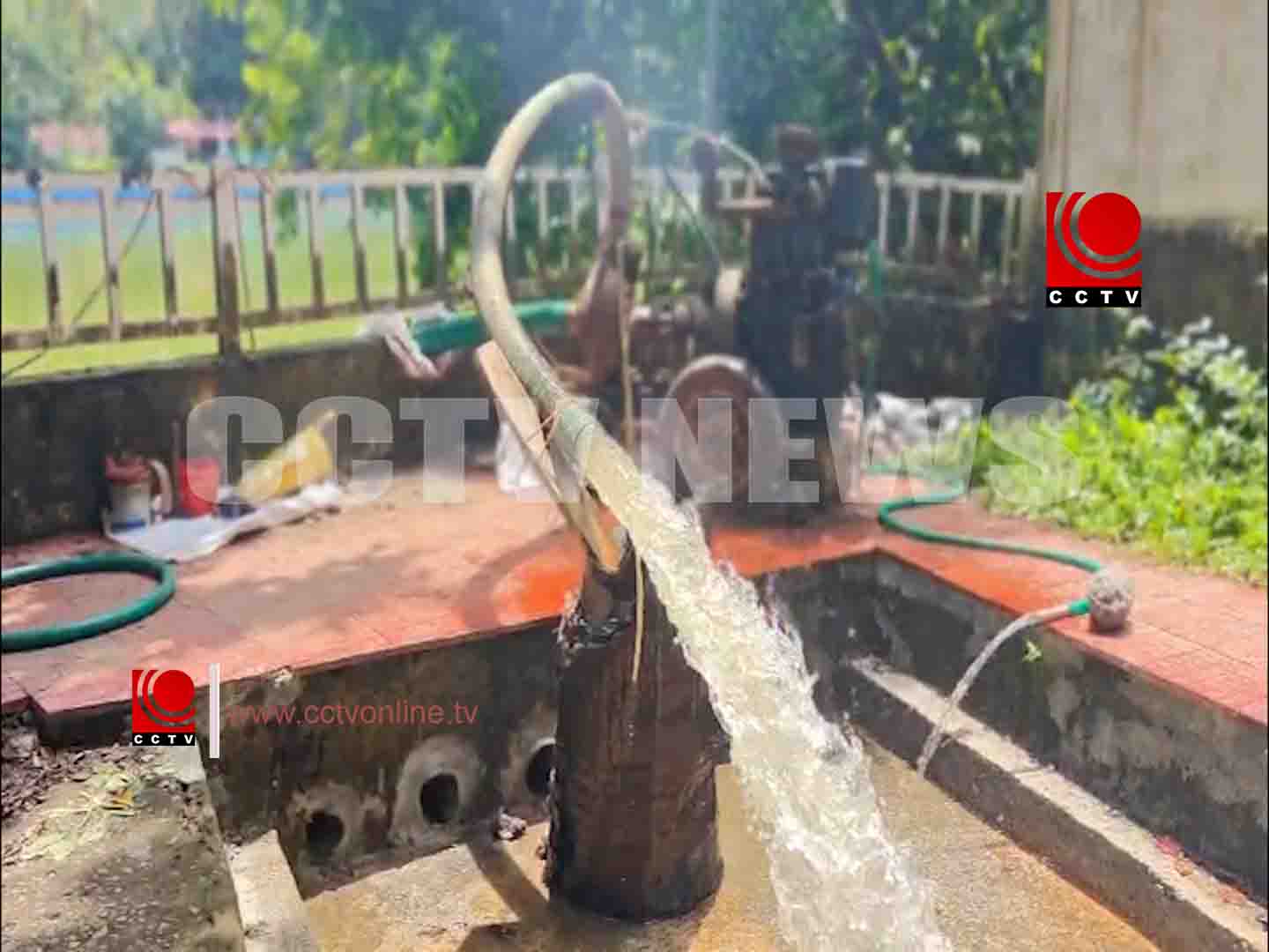 അന്തിക്കാട് കുളം ശുചീകരണം ആരംഭിച്ചു; ദുര്ഗന്ധത്തിന് പരിഹാരമാകുന്നു