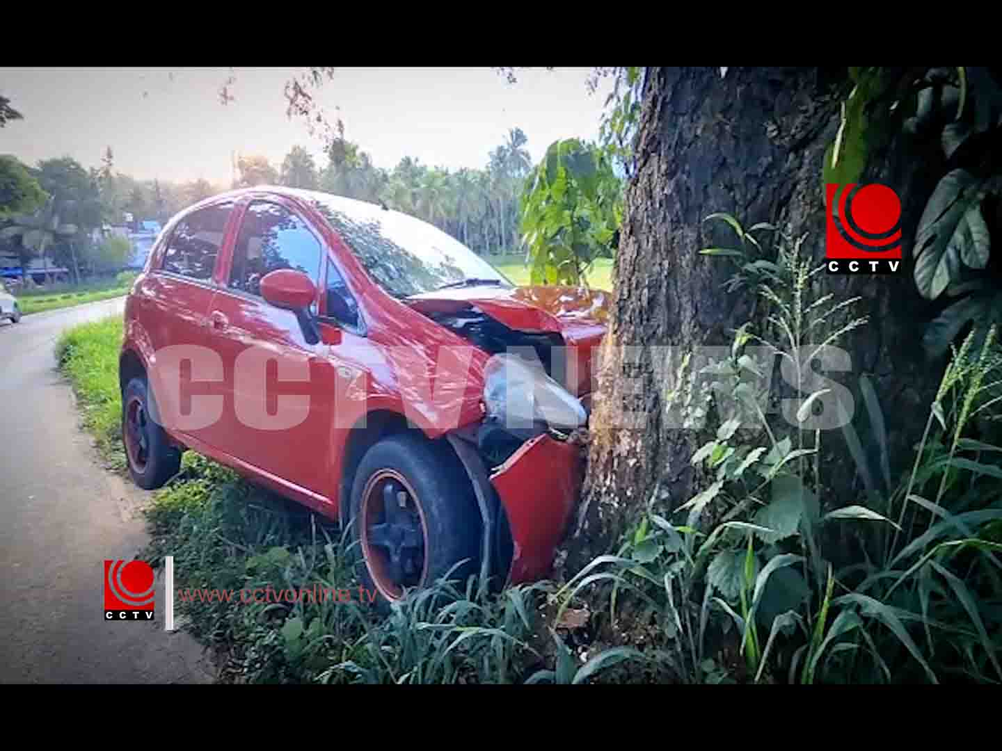 കാര് മരത്തില് ഇടിച്ച് അപകടം ; യാത്രക്കാര് അത്ഭുതകരമായി രക്ഷപ്പെട്ടു