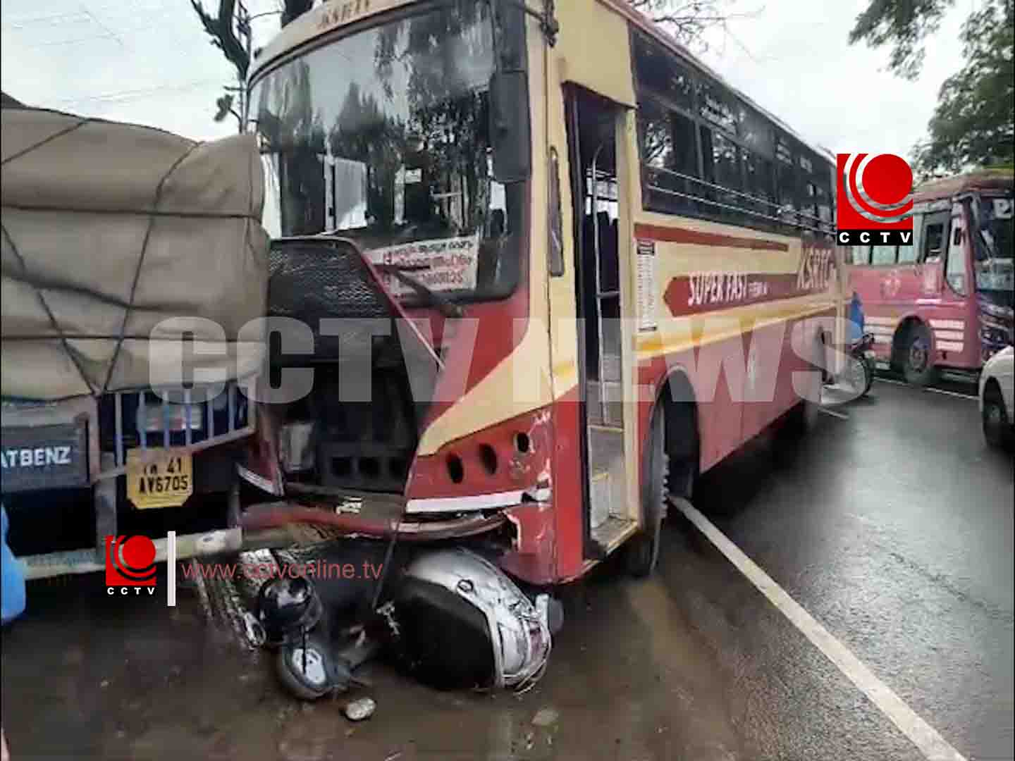അക്കിക്കാവ് കമ്പിപ്പാലത്ത് വീണ്ടും അപകടം ; കെ.എസ്.ആര്.ടി.സി. ബസും ബൈക്കും കൂട്ടിയിടിച്ചു