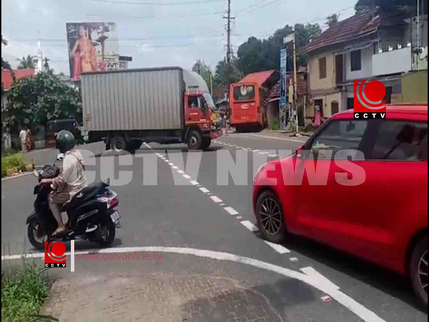 അക്കിക്കാവ് ജംഗ്ഷനില് സുരക്ഷാ സംവിധാനങ്ങള് പുനഃസ്ഥാപിക്കണമെന്ന് ആവശ്യം