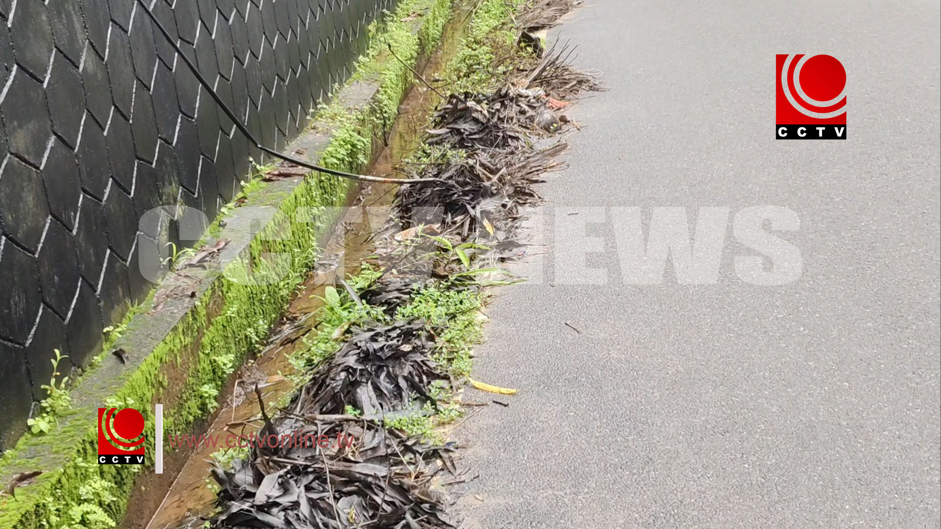 മാലിന്യവും, മണ്ണും റോഡരികില് ഉപേക്ഷിച്ചതായി ആക്ഷേപം