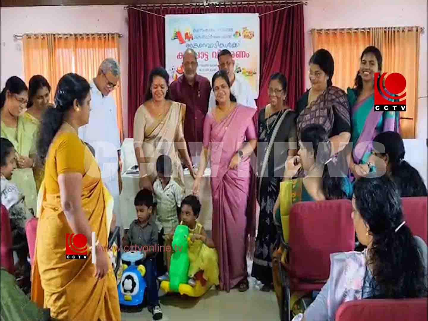കുന്നംകുളം നഗരസഭ അങ്കണവാടികള്ക്കുള്ള കളിപ്പാട്ട വിതരണോദ്ഘാടനം നടത്തി