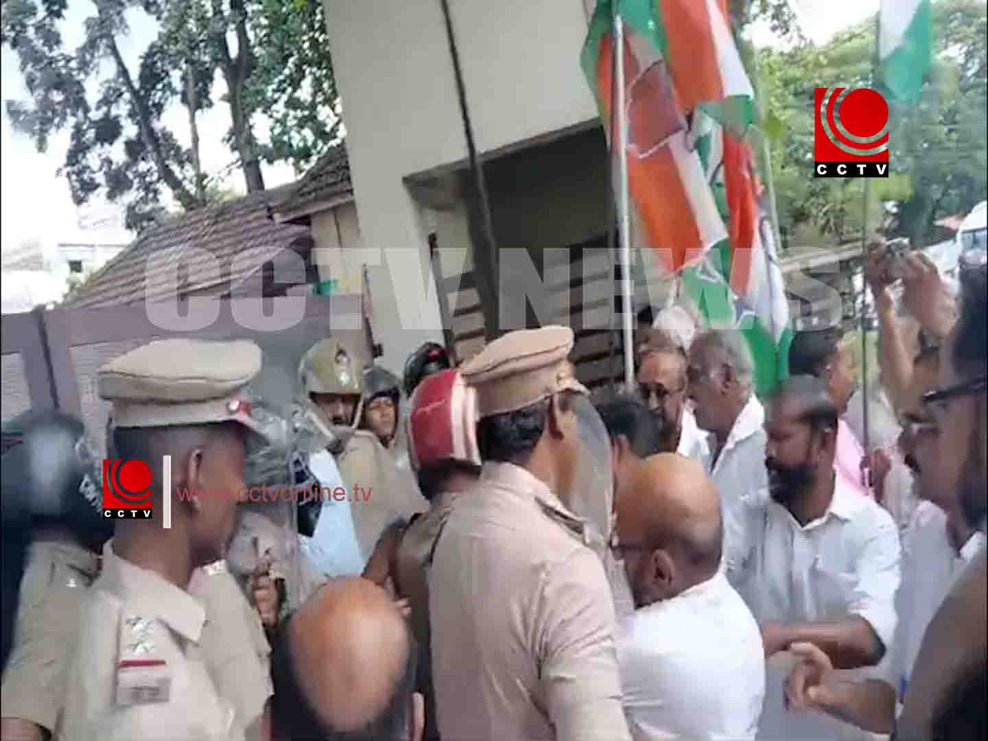 21.5 ലക്ഷത്തിന്റെ ഇടപാട് ; നഗരസഭ സെക്രട്ടറിയുടെ രാജി ആവശ്യപ്പെട്ട് കോണ്ഗ്രസ് പ്രതിഷേധം