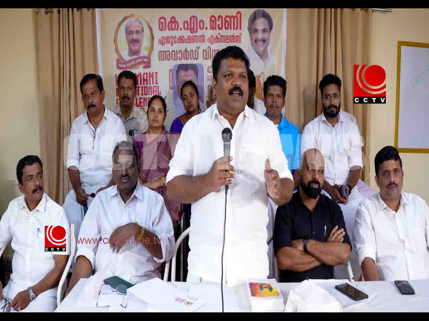 വിദ്യാർത്ഥികൾക്ക് കെ.എം മാണി എക്സലൻസ് അവാർഡ് വിതരണം ചെയ്തു