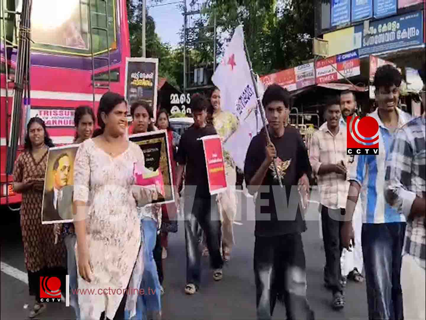 കേന്ദ്ര വിദ്യാഭ്യാസ മന്ത്രി ധര്മ്മേന്ദ്ര പ്രധാന്റെ രാജി മധുരവിതരണം നടത്തി ആഹ്ലാദപ്രകടനം