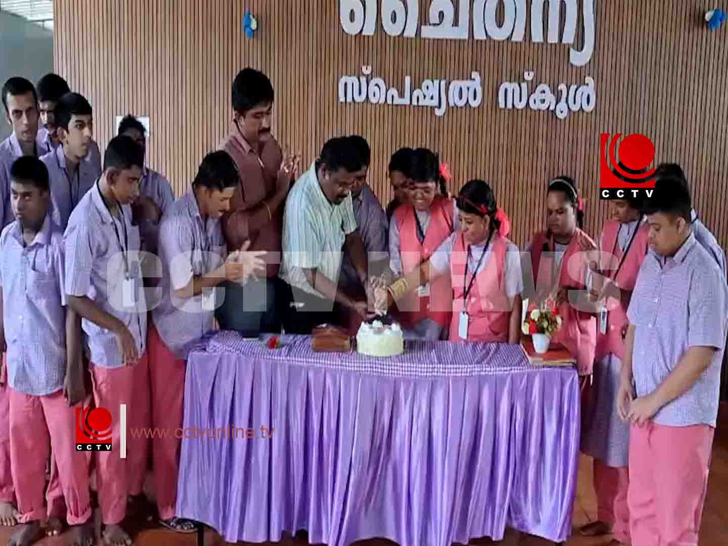 ചൈതന്യ സ്പെഷ്യല് സ്കൂള് സന്ദര്ശിച്ച് ശ്രീകൃഷ്ണ കോളേജ് അധ്യാപകര്