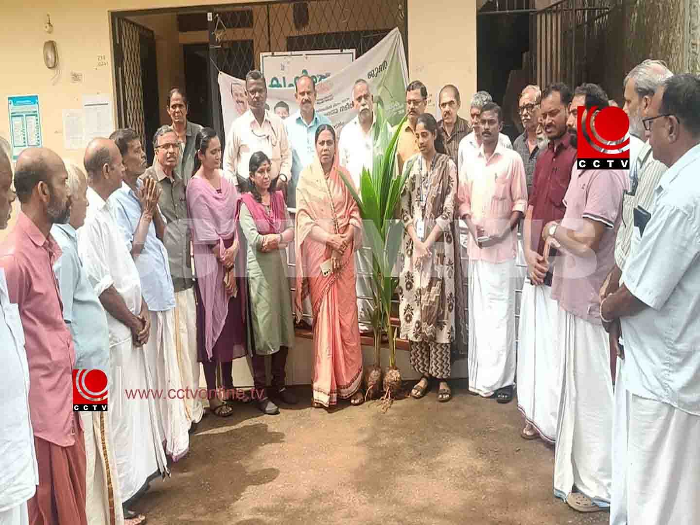 വെസ്റ്റ് കോസ്റ്റ് ടോള് ഇനത്തില്പ്പെട്ട തെങ്ങിന് തൈകളുടെ വിതരണോദ്ഘാടനം നടന്നു