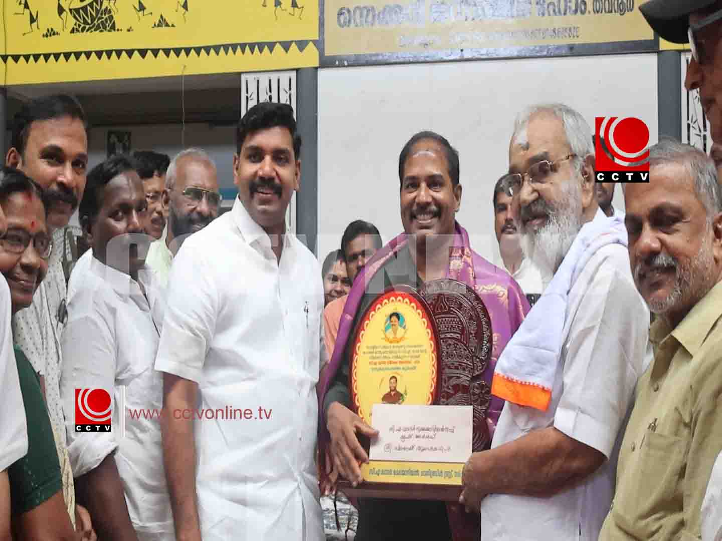 സന്തോഷ് ആലങ്കോടിന് സി.എ. ഖാദര് സ്മാരക പുരസ്കാരം സമ്മാനിച്ചു