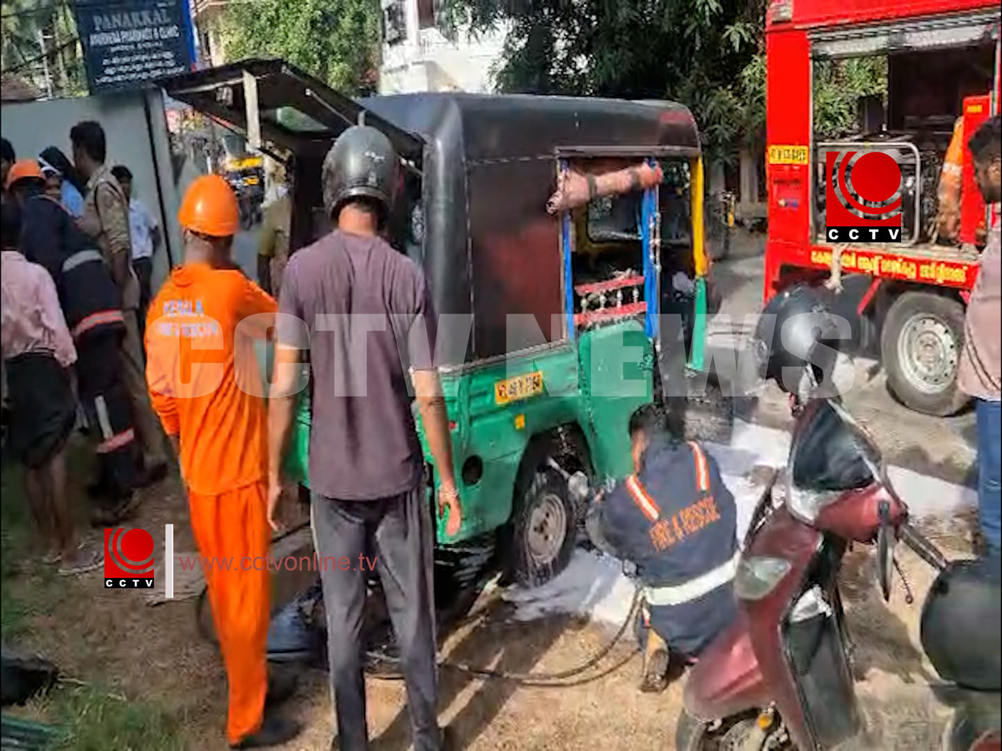 സ്കൂള് കുട്ടികളെ കൊണ്ടുപോകുന്ന ഓട്ടോറിക്ഷയ്ക്ക് തീപിടിച്ചു