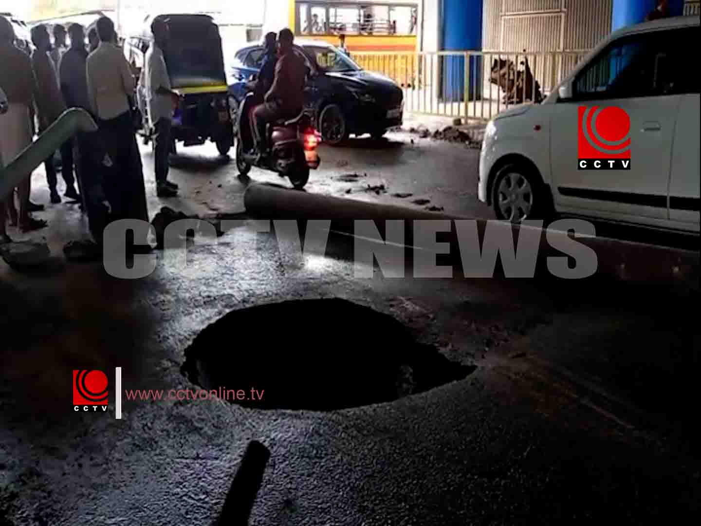 യാത്രക്കാര്ക്ക് ദുരിതമായി ദേശീയപാതയിലെ ഗര്ത്തം