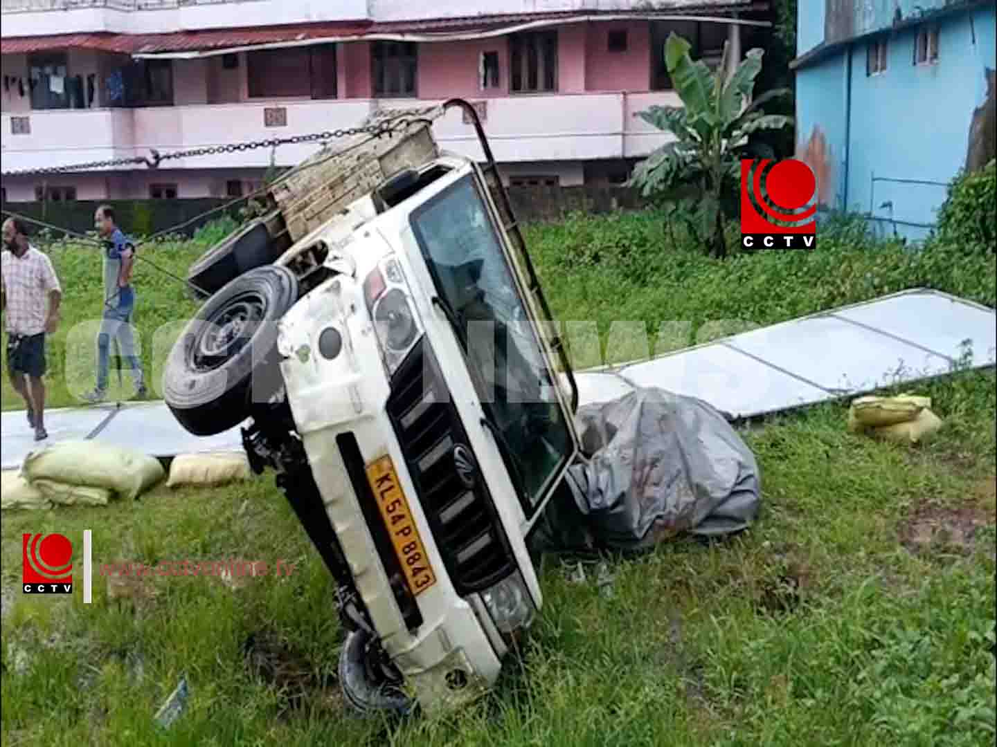 വന്തോതില് ഹാന്സ് കടത്തിയ വാഹനം മറിഞ്ഞു ; 18 ചാക്ക് കണ്ടെടുത്തു