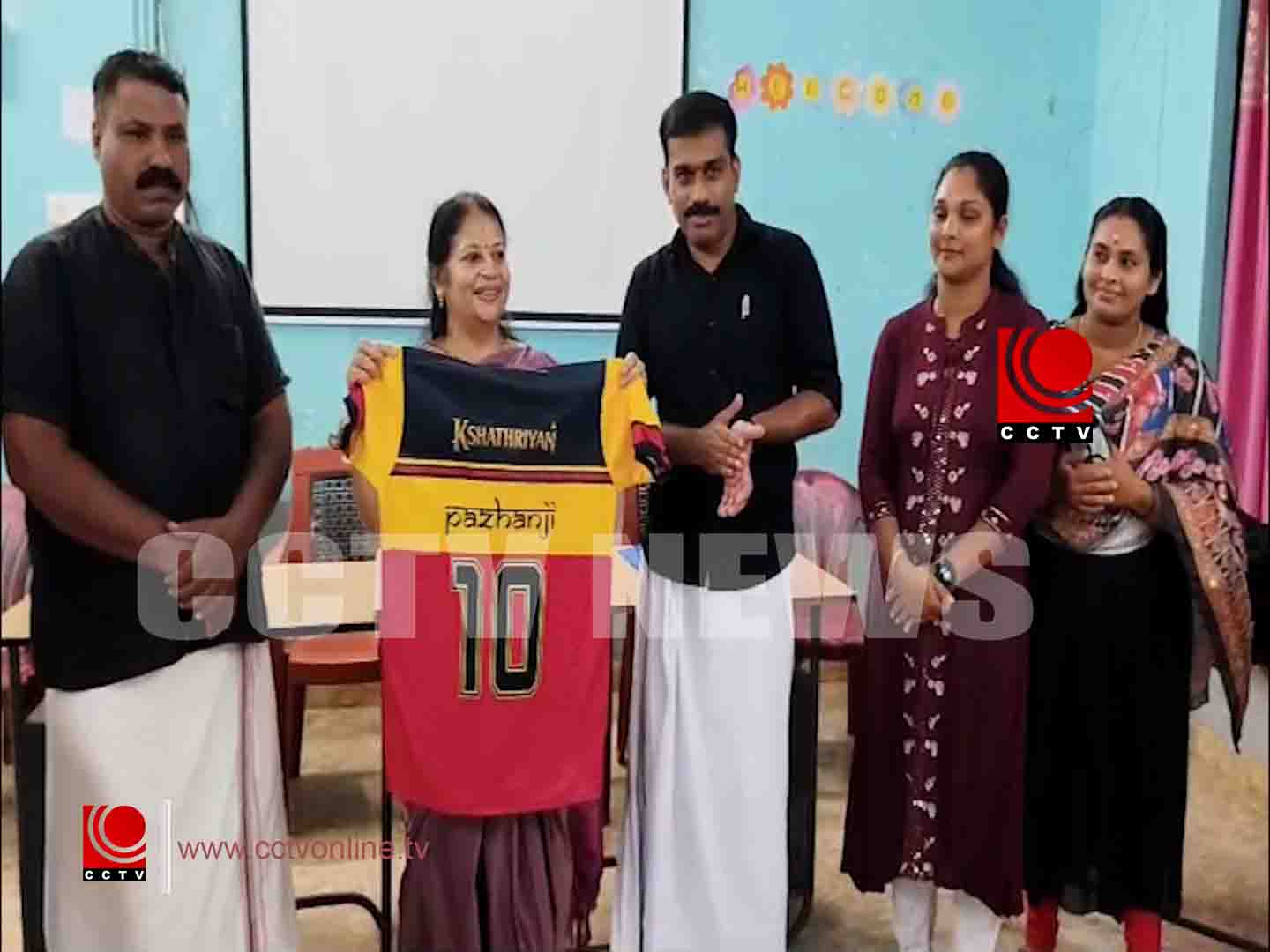 പഴഞ്ഞി സ്കൂളിലെ കബഡി താരങ്ങള്ക്ക് ആദരവും ജെഴ്സി വിതരണവും നടത്തി