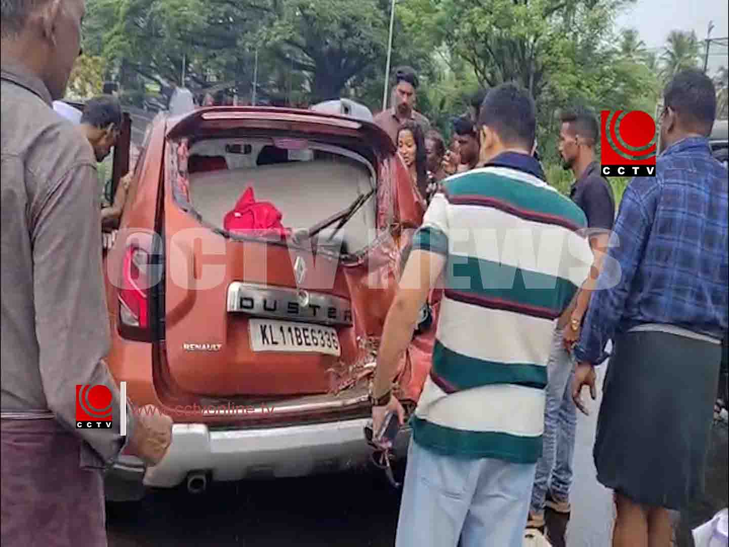 ആംബുലന്സും കാറും കൂട്ടിയിടിച്ച് അപകടം ; യാത്രക്കാരിക്ക് ഗുരുതര പരിക്ക്
