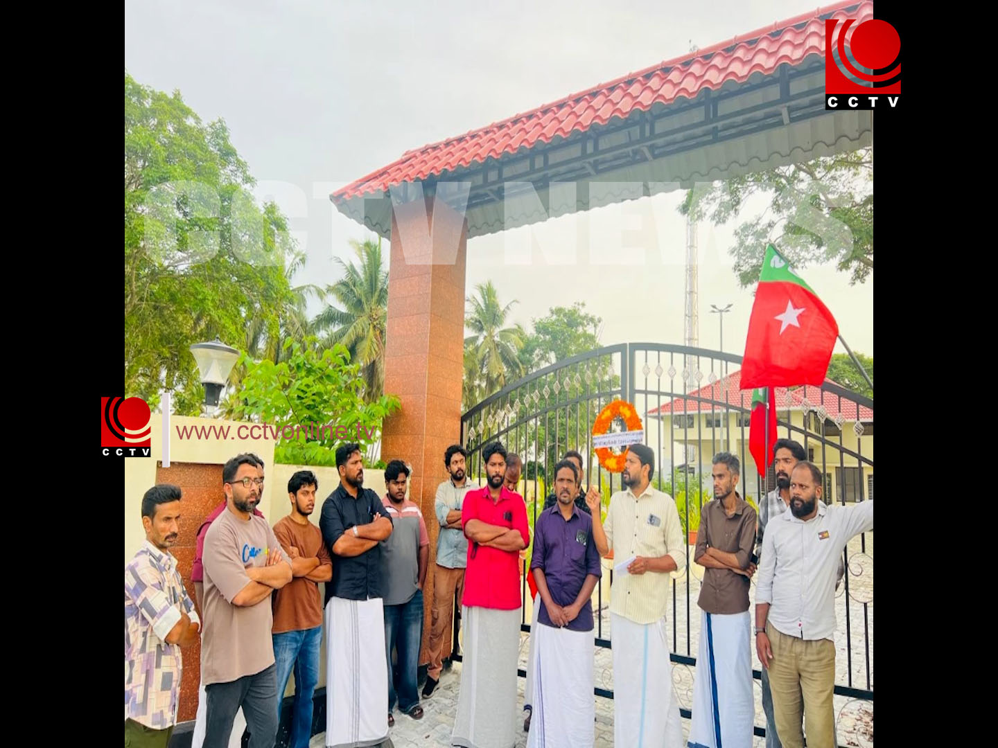 വാതകശ്മശാന പ്രവര്ത്തനം പുനരാരംഭിക്കാത്തതില് റീത്ത് വെച്ച് പ്രതിഷേധിച്ചു