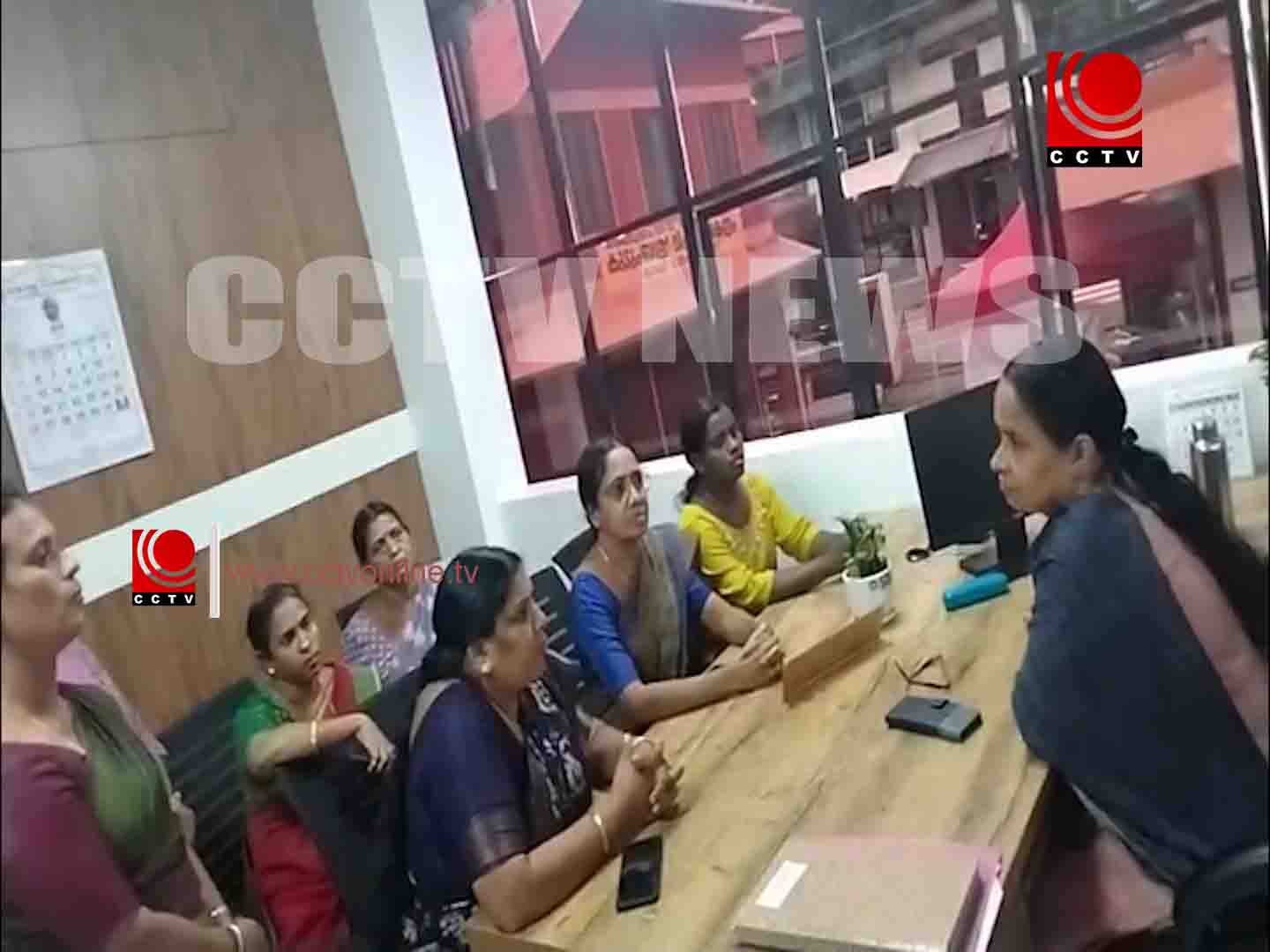 തെരുവുവിളക്കുകള് മാറ്റി സ്ഥാപിക്കാന് ആവശ്യപ്പെട്ട് പ്രതിപക്ഷ മെമ്പര്മാര്