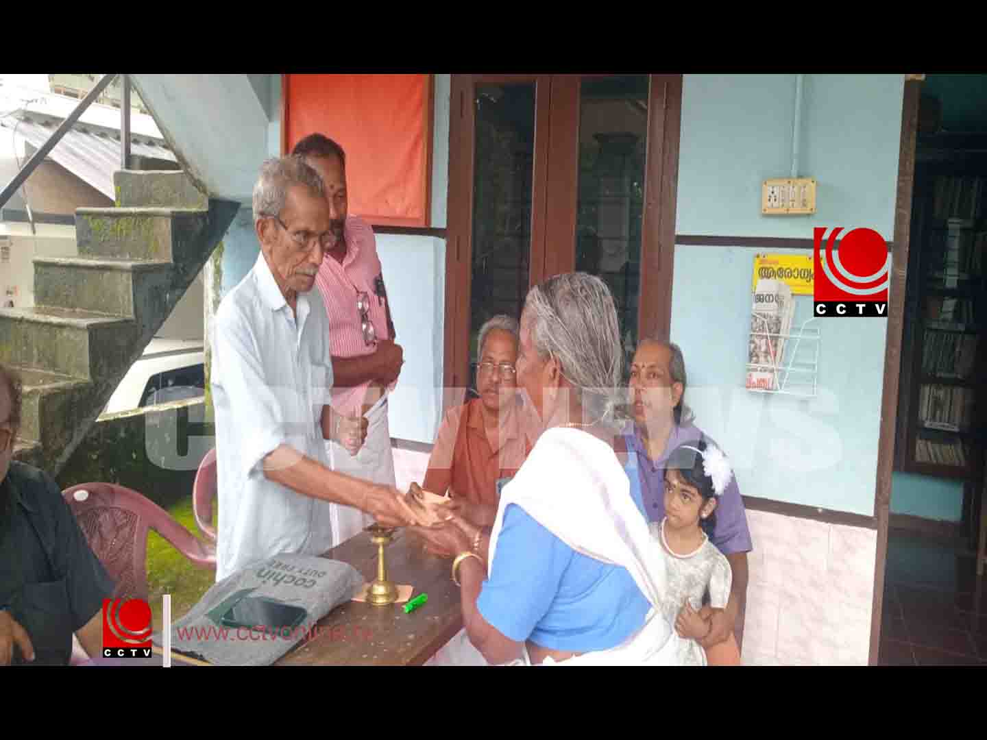 നിര്ധന കുടുംബങ്ങള്ക്ക് പെന്ഷന് വിതരണം ചെയ്ത് സുവിതം ഫൗണ്ടേഷന്