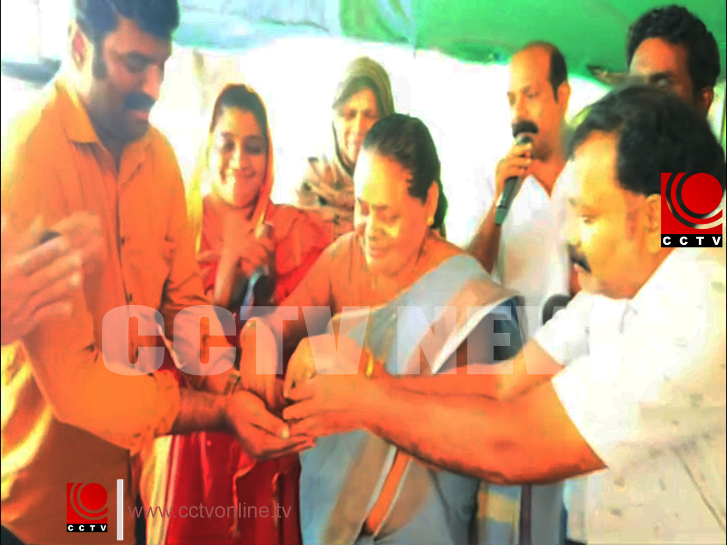 കളഞ്ഞുപോയ സ്വര്ണാഭരണം ഉടമസ്ഥന് തിരികെ നല്കി കടവ് ചായക്കൂട്ടം