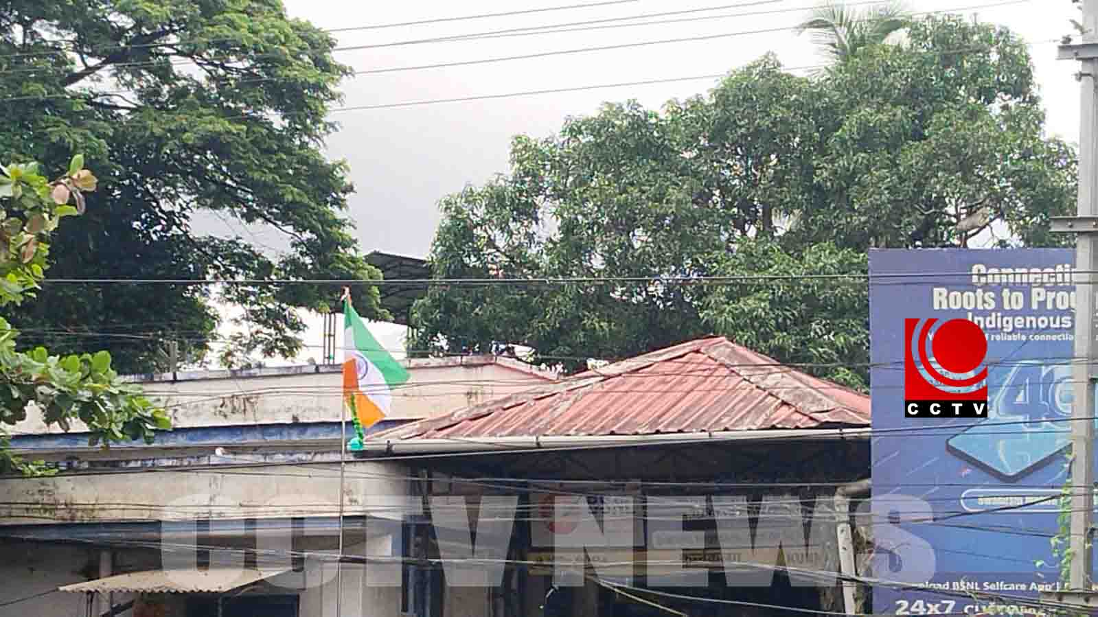 കുന്നംകുളം ബിഎസ്എന്എല് ഓഫീസില് ദേശീയ പതാകയോട് അനാദരവ്; പതാക തലകീഴായി ഉയര്ത്തി
