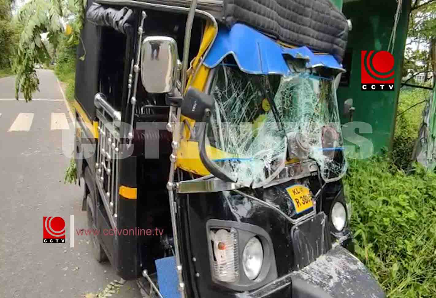 ചാവക്കാട് കോളനിപടിയില് സ്വകാര്യബസും ഓട്ടോയും ഇടിച്ച് ഓട്ടോ ഡ്രൈവര്ക്ക് പരിക്ക്