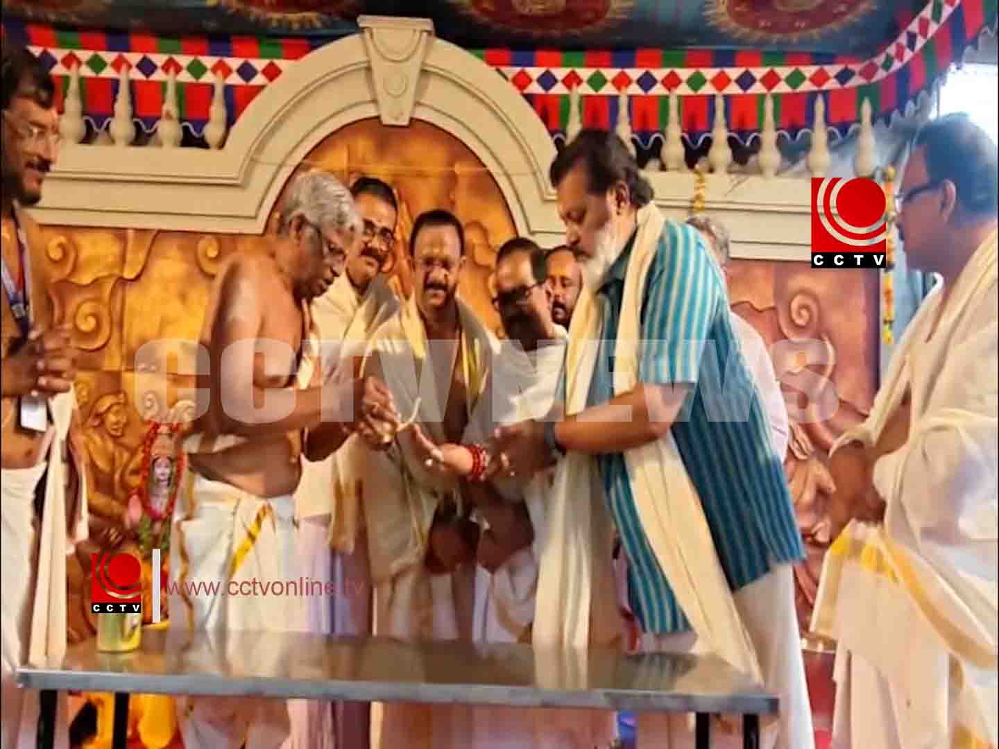 നെല്ലുവായ് ശ്രീ ധന്വന്തരി ക്ഷേത്രത്തില് ഔഷധസേവയും ആനയൂട്ടും നടന്നു