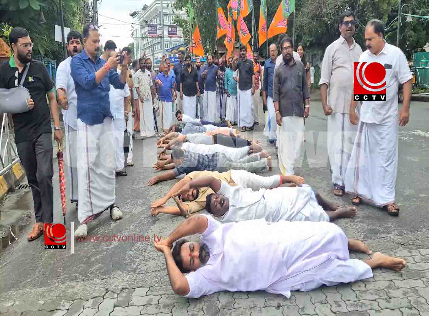 ഗുരുവായൂര് ബസ്റ്റാന്ഡ് നിര്മ്മാണം വേഗത്തിലാക്കാന് ബിജെപിയുടെ ശയന പ്രദക്ഷിണം