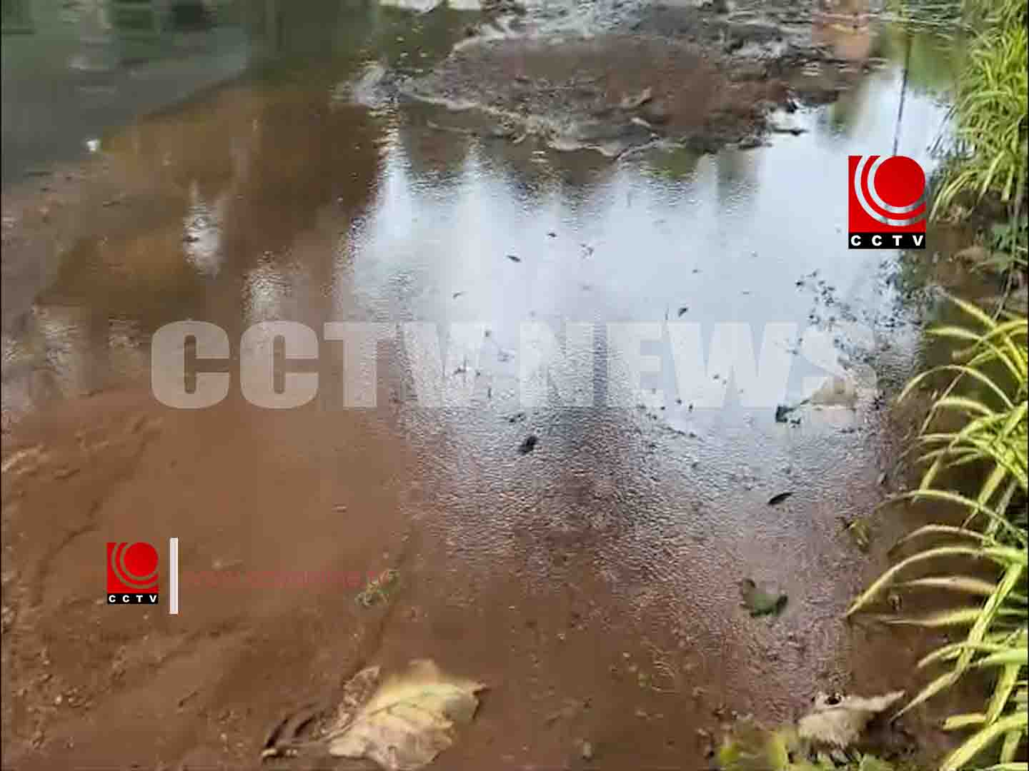 വാട്ടര് അതോററ്റിയുടെ പൈപ്പ് പൊട്ടി കൂടി വെള്ളം പാഴാകുന്നു