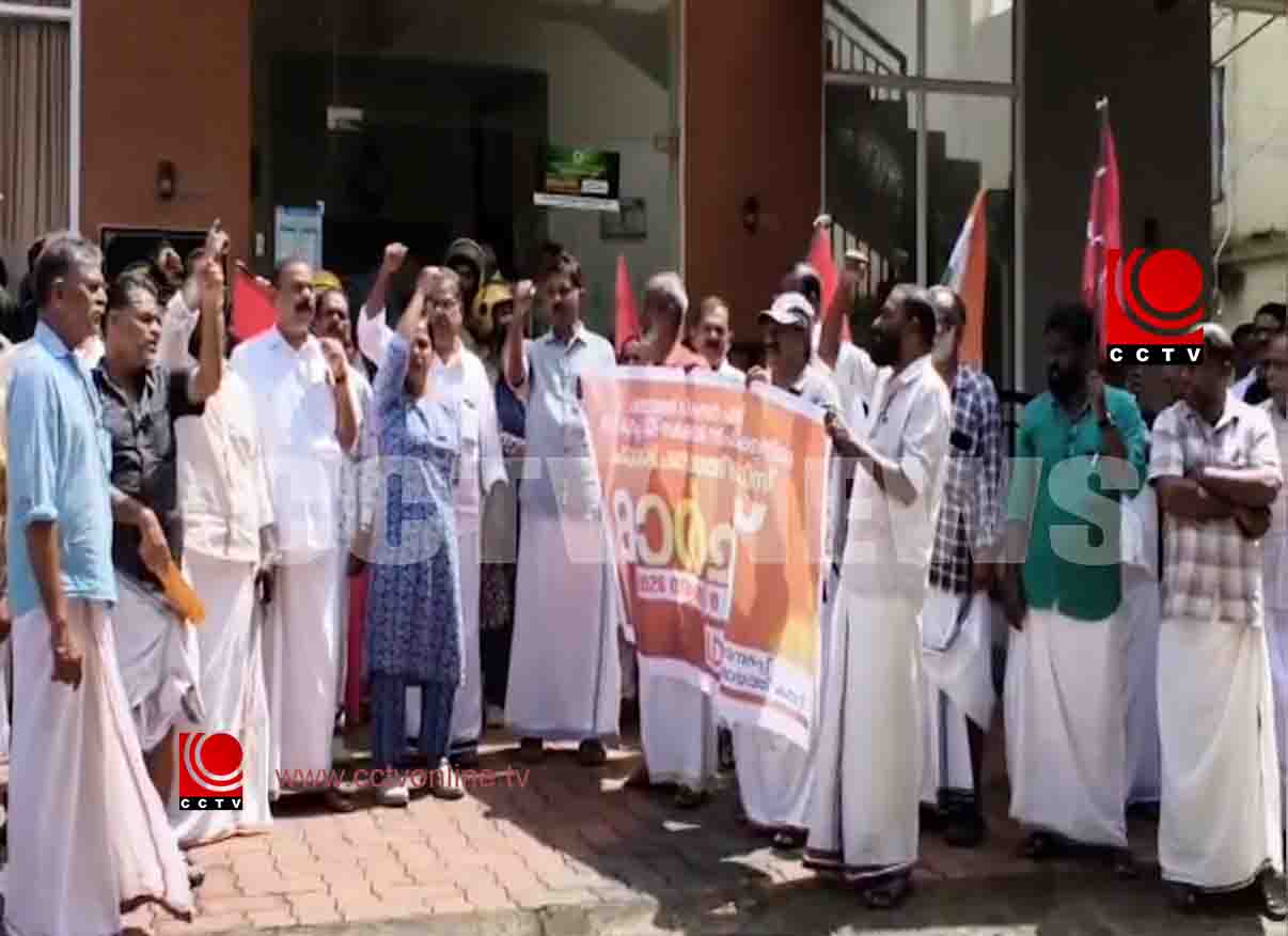 പഞ്ചായത്തുകള്ക്കുള്ള പദ്ധതി വിഹിതം വെട്ടിക്കുറച്ച യുഡിഎഫ് സര്ക്കാര് നടപടിക്കെതിരെ എല്ഡിഎഫ് മാര്ച്ച് നടത്തി