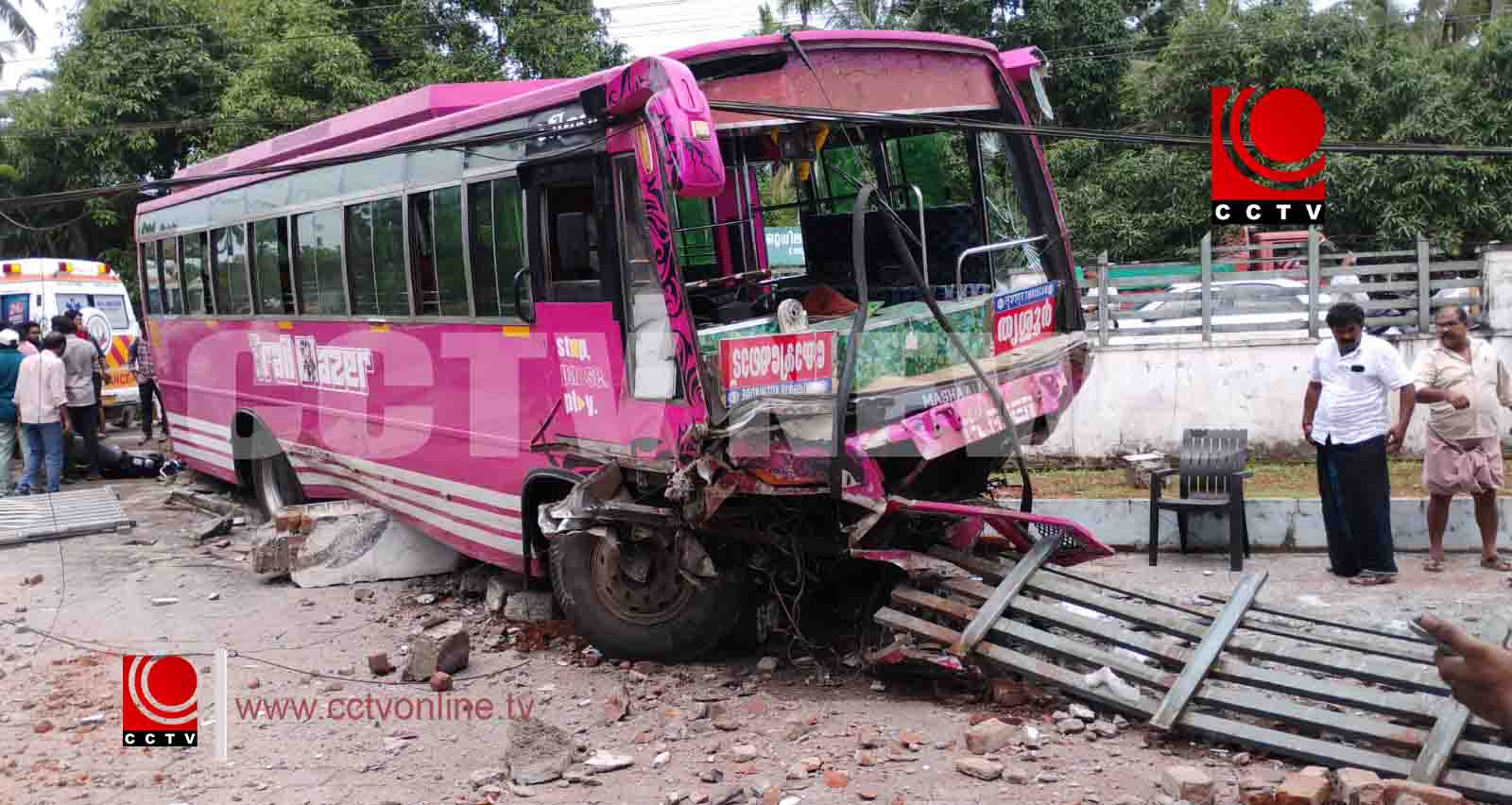 നിയന്ത്രണം വിട്ട സ്വകാര്യ ബസ്സ് അഞ്ച് വാഹനങ്ങളില് ഇടിച്ച് അപകടം ; 10 പേര്ക്ക് പരിക്ക്