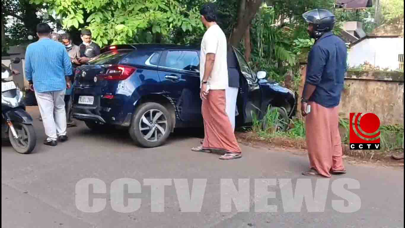 കുന്നംകുളത്ത് നിയന്ത്രണം വിട്ട കാര് റോഡരികിലെ പറമ്പിലേക്ക് ഇടിച്ചിറങ്ങി