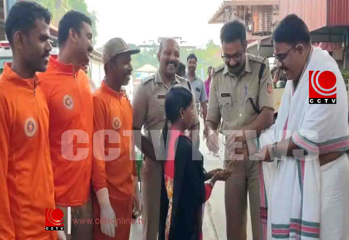 അതിസാഹസികമായ തിരച്ചിലിനൊടുവില് നഷ്ടമായ സ്വര്ണമാല കണ്ടെടുത്ത് ഫയര് ആന്ഡ് റെസ്ക്യൂ സര്വീസ് ടീം