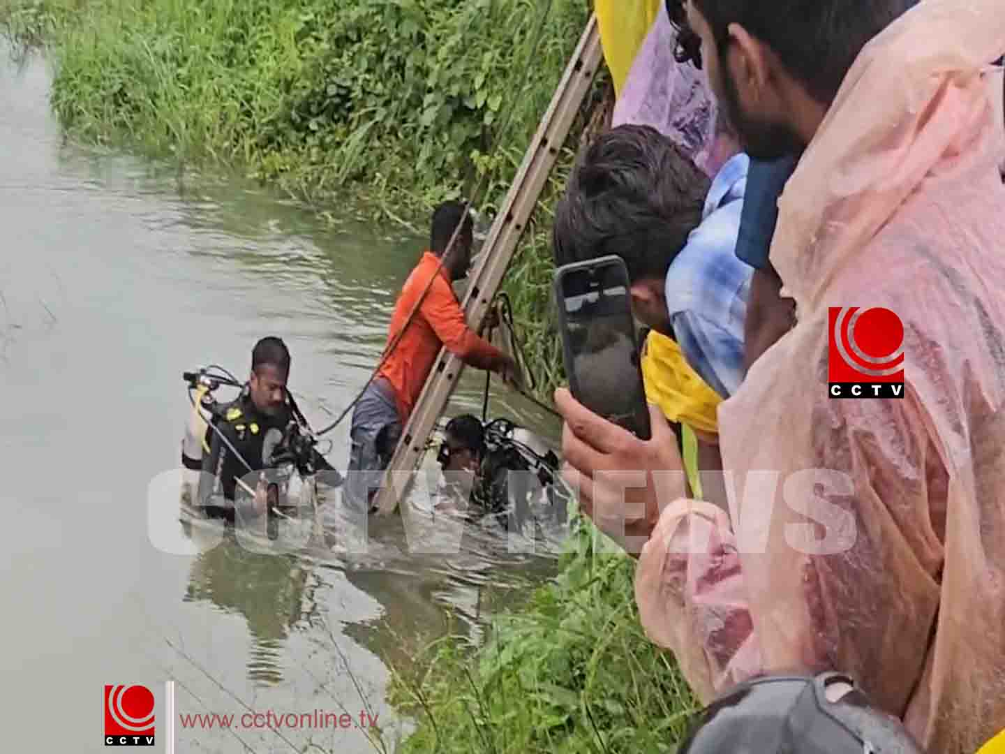 നിയന്ത്രണം വിട്ട കാര് തോട്ടിലേക്ക് മറിഞ്ഞു; ഡ്രൈവര് അത്ഭുതകരമായി രക്ഷപ്പെട്ടു