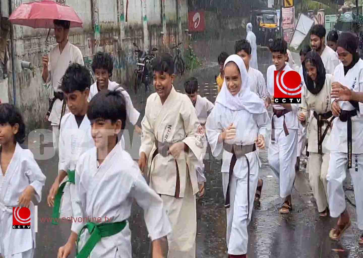 മഴയെ തോല്പ്പിച്ച് മുന്നേറി ലഹരിവിരുദ്ധ കൂട്ടയോട്ടം