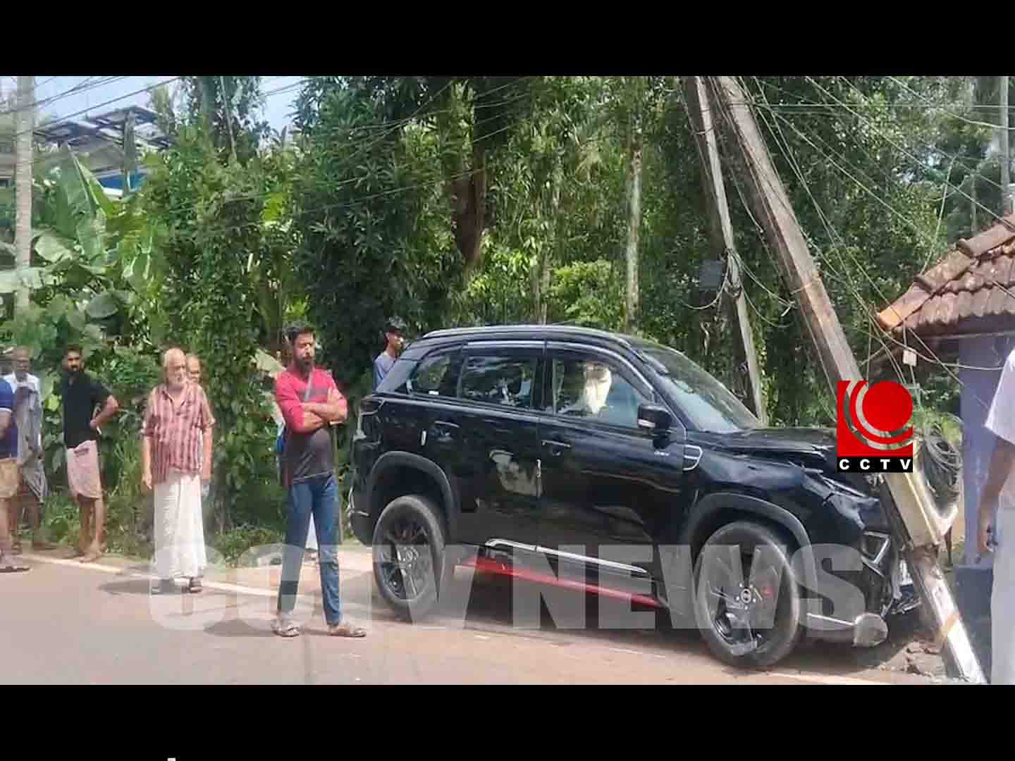 കോട്ടോലില് നിയന്ത്രണം വിട്ട കാര് വൈദ്യുതി പോസ്റ്റിലിടിച്ചു