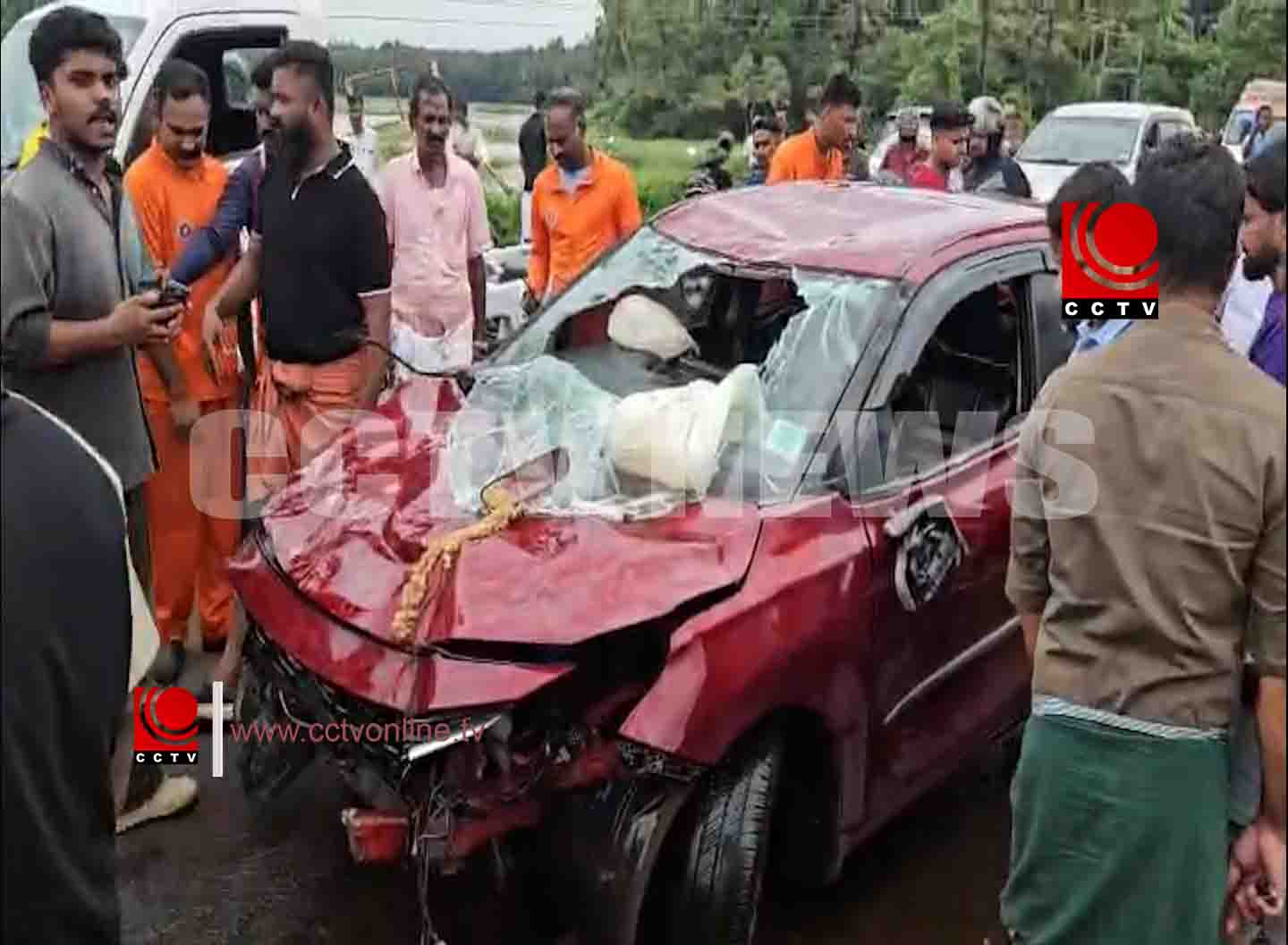 നിയന്ത്രണം വിട്ട് തോട്ടിലേക്ക് മറിഞ്ഞ കാര് അഗ്നിരക്ഷാസേന പുറത്തെടുത്തു